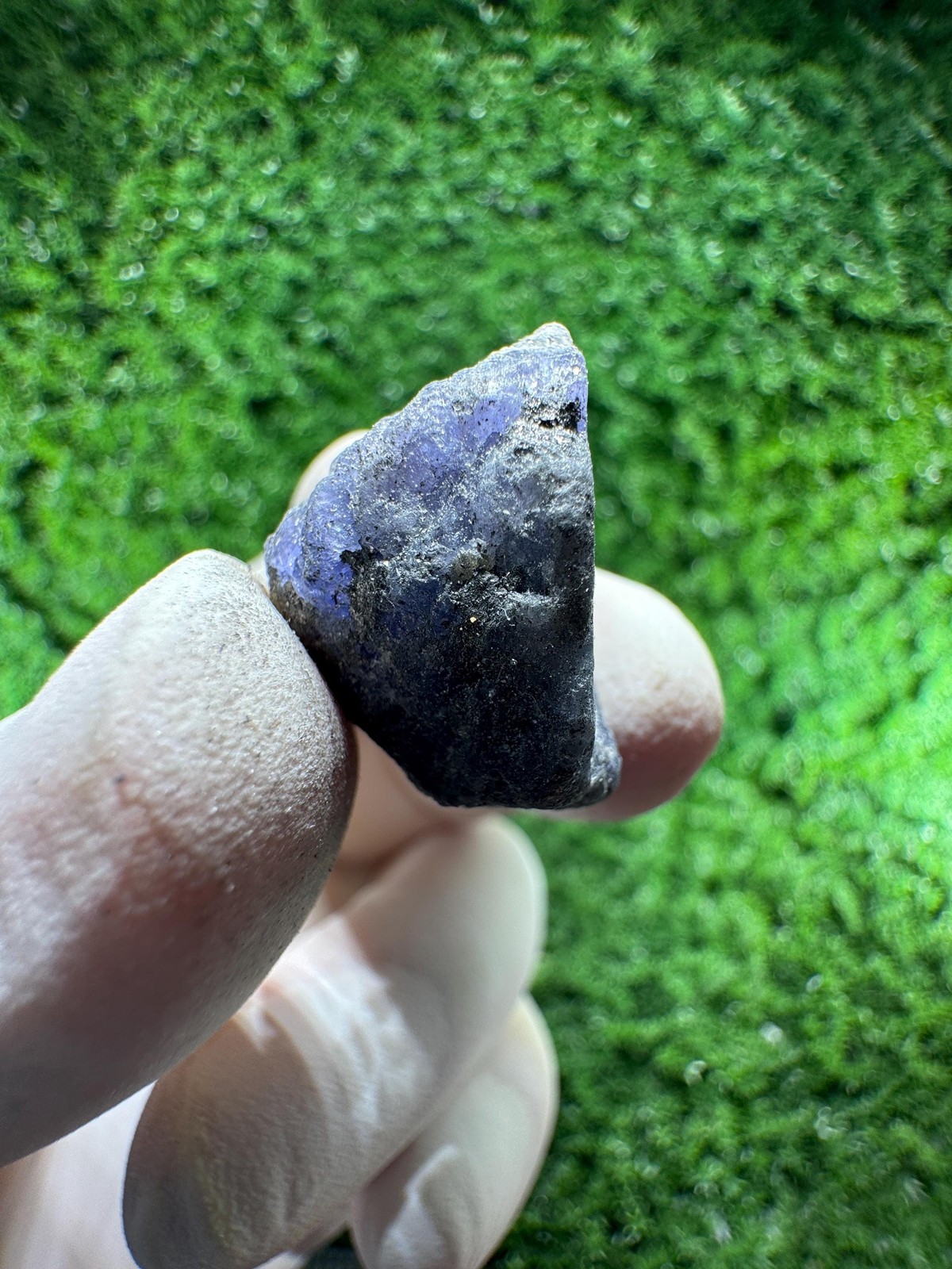 Crazy TANZANITE Crystal with COLOR CHANGE under yellow/white light / N911