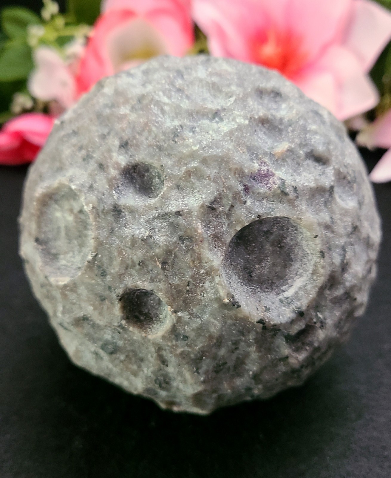 XXL 4″ 1,166g 100mm UV Reactive Glow Yooperlite Full Moon Stone Carving