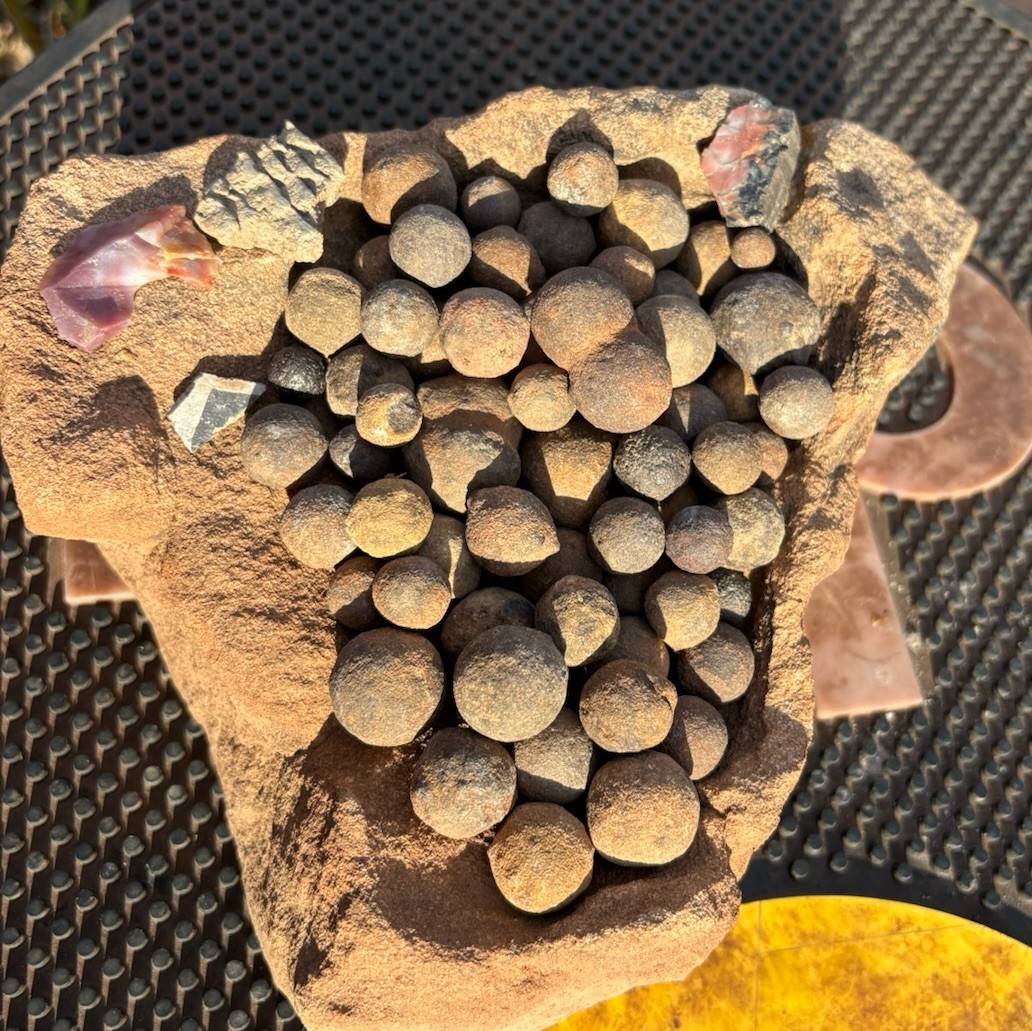 ☘️RR⛏️: Moqui Marbles/Shards On Sandstone Base High Desert Northeast Az. 6.75 Lb