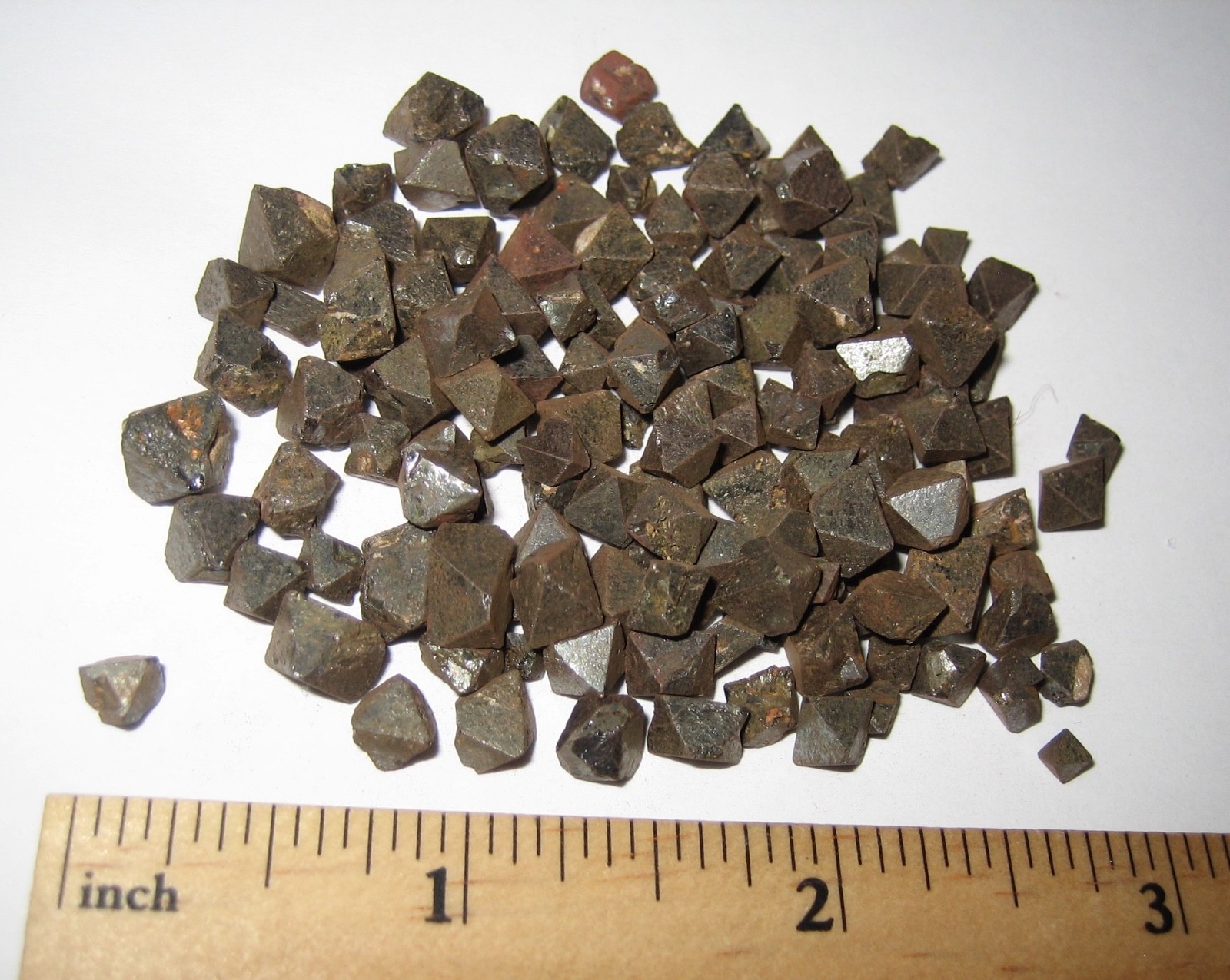 PILE TINY NATURAL ROUGH 0.2″- 0.3″ MAGNETITE CRYSTAL MINERALS FROM BRAZIL 58g *2