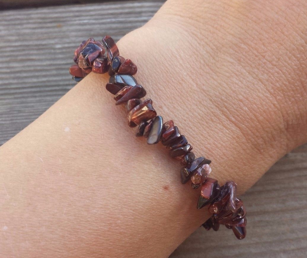 NATURAL RED TIGER IRON STONE GEMSTONE STRETCHY CHIP BRACELET