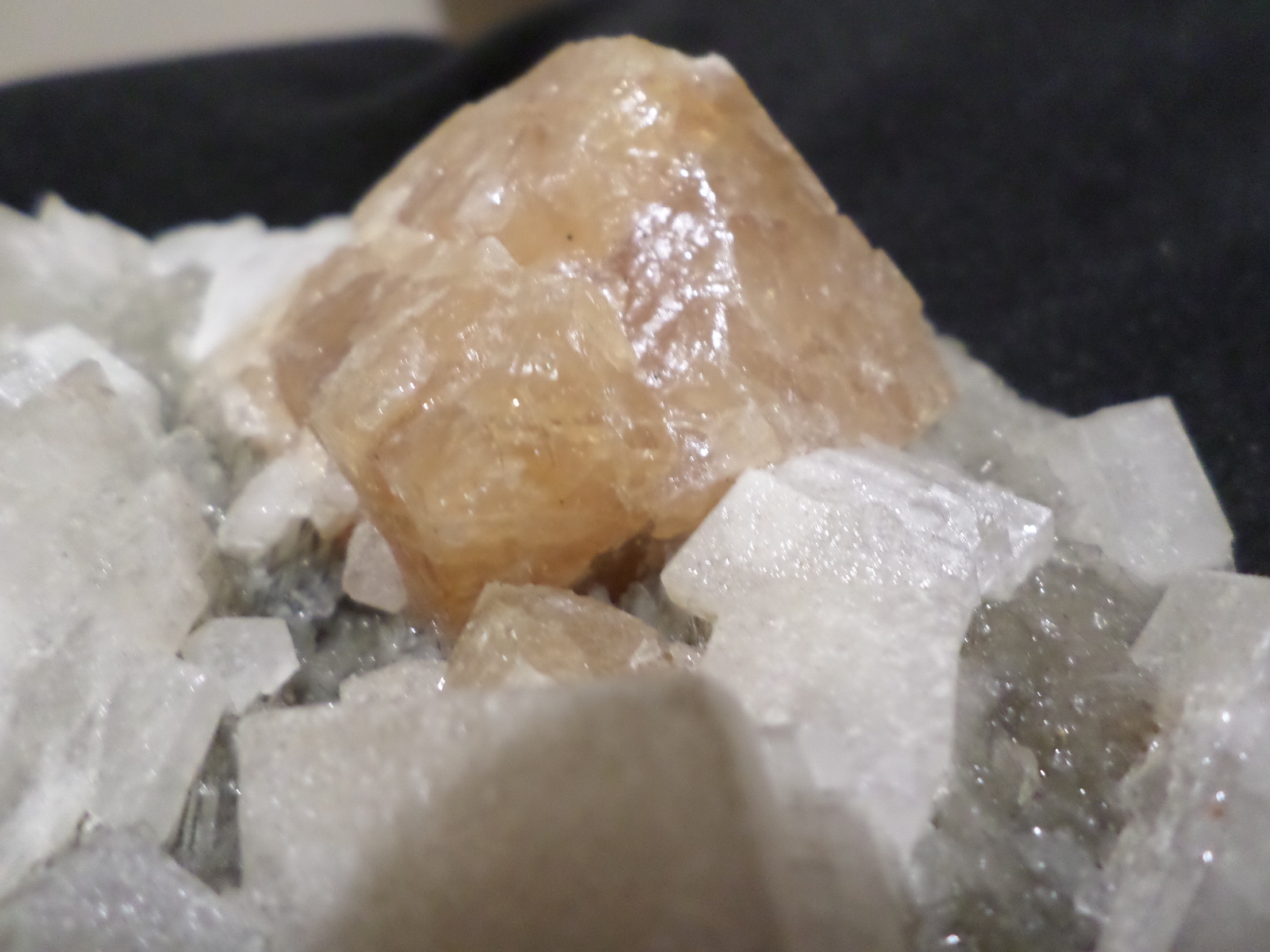 KB: SW FL BRIGHT BLUE/WHITE SCHEELITE CRYSTAL ON MATRIX FROM PINGWU, CHINA