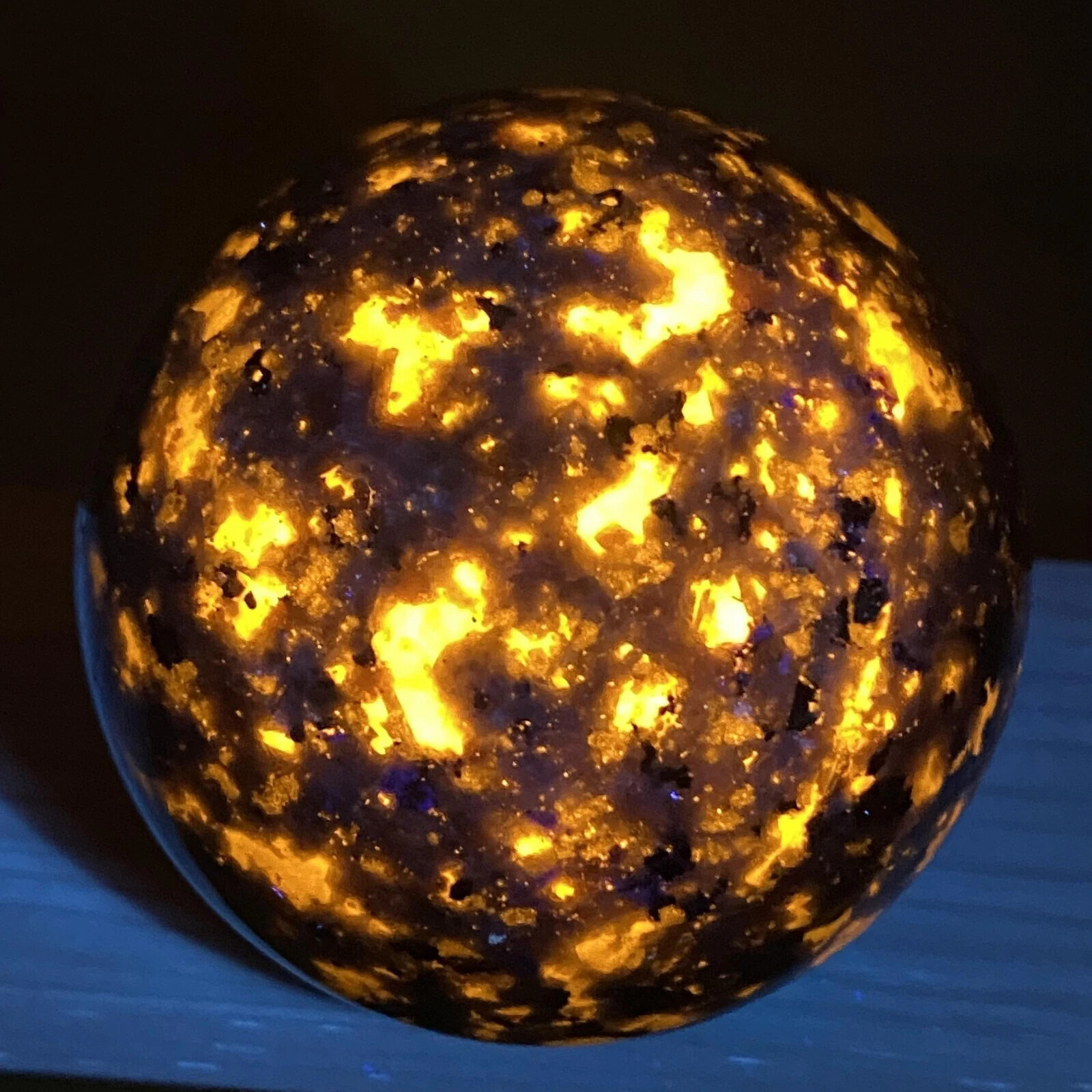45mm+ Natural Yooperlite Ball Glow-in-UV Sphere Fluorescent Sodalite Quartz Deco