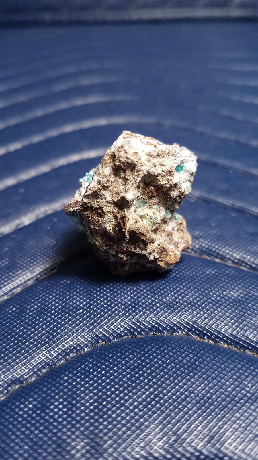 SiG: Blue-Green Greenish-Blue Alumino Adamite Clusters on Matrix from Greece