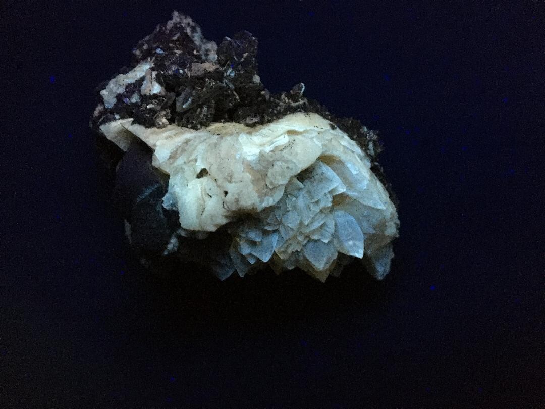 KB: BRIGHT! FL. YELLOW/WHITE SW/LW/PHOS CALCITE CRYSTALS RUCK’S PIT, FLORIDA