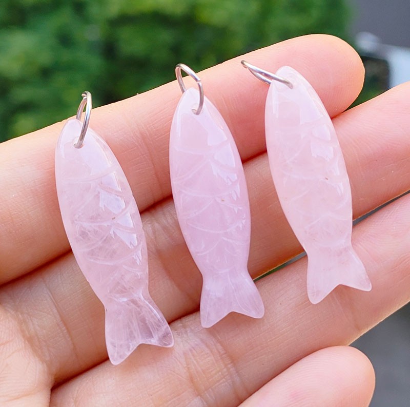 10pcs Natural Rose Quartz Gems Fish Pendants Magic Wealth Luck Amulet