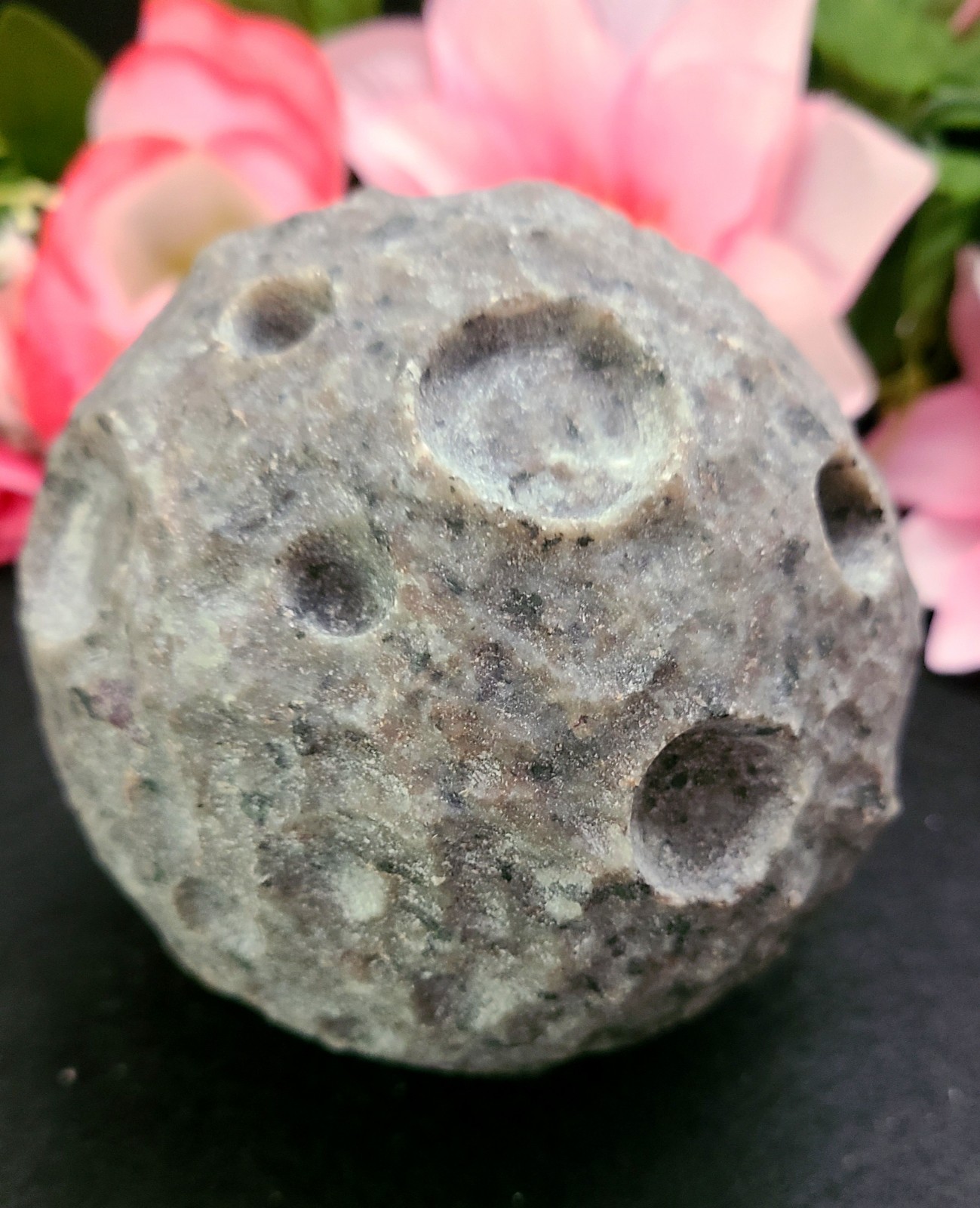 XXL 4″ 1,166g 100mm UV Reactive Glow Yooperlite Full Moon Stone Carving