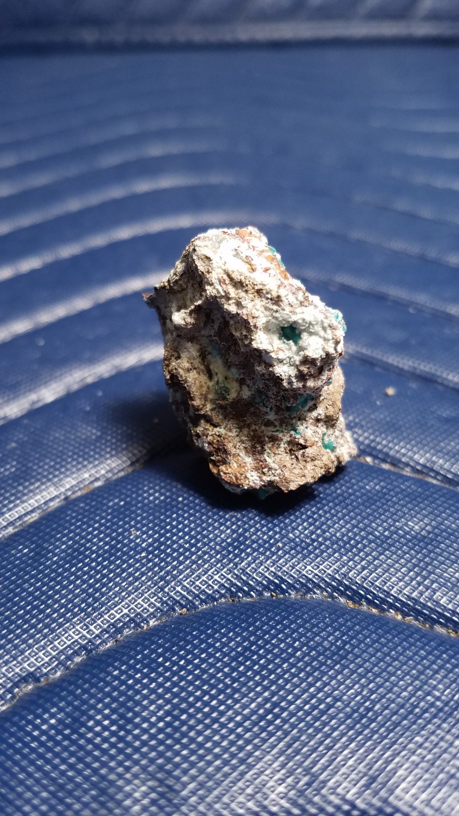 SiG: Blue-Green Greenish-Blue Alumino Adamite Clusters on Matrix from Greece