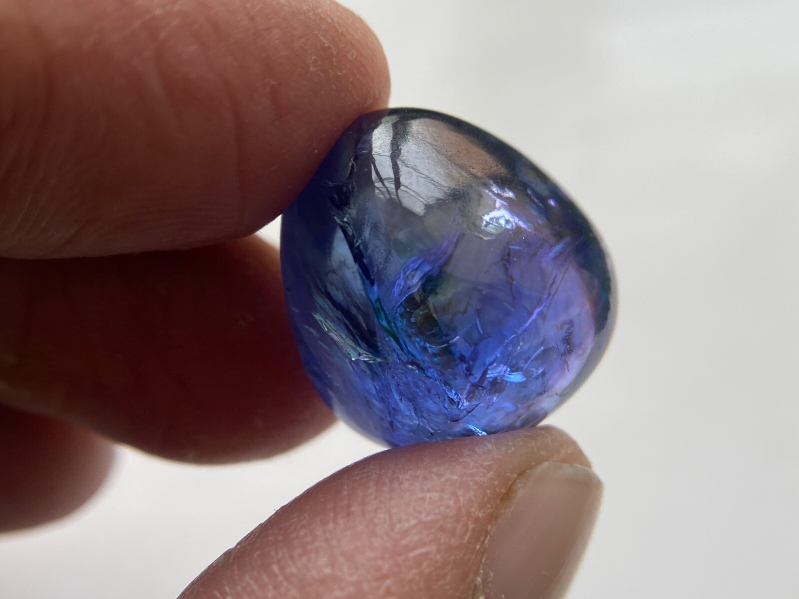 Pleochoric Natural Tanzanite Tumble Polished Bi Color 40 Carats 20x18x14mm