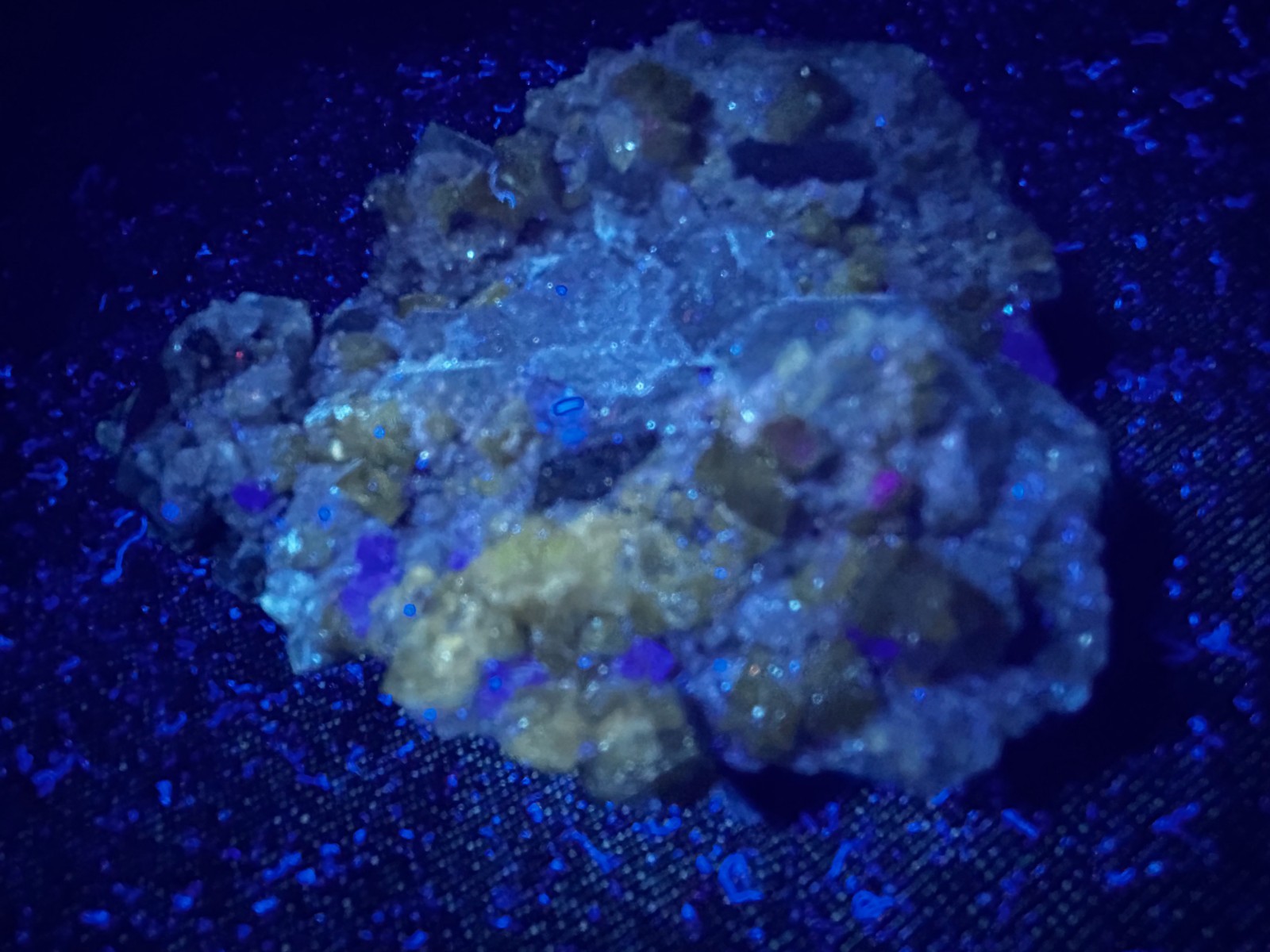 KB: SW FL BRIGHT BLUE/WHITE XLS OF SCHEELITE ON MATRIX, HUNAN PROVINCE, CHINA