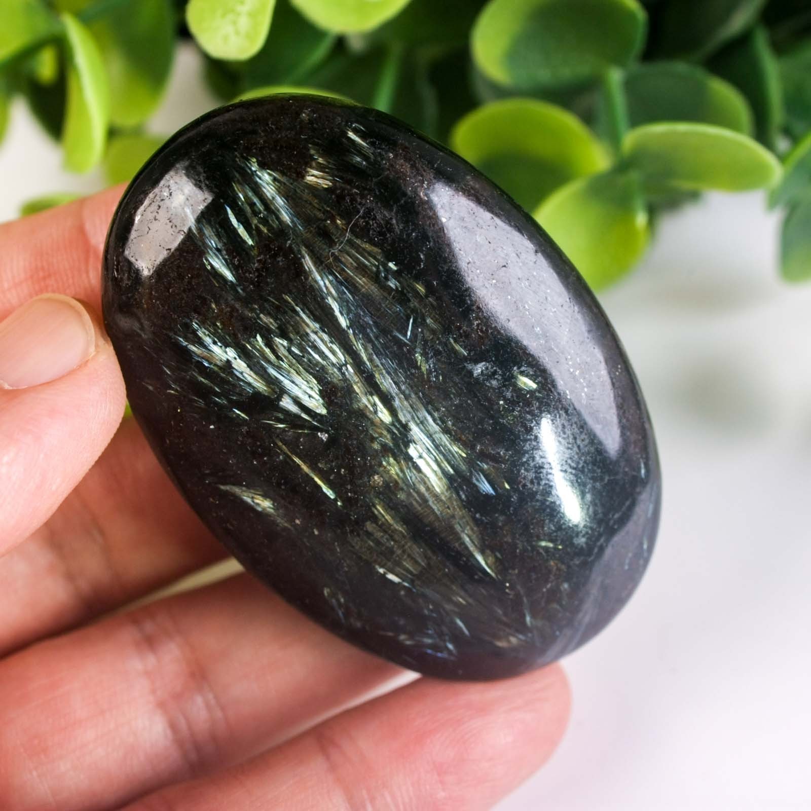 64g 59mm Rare Arfvedsonite Palm Stone Natural Firework Flash Crystal Worry Stone
