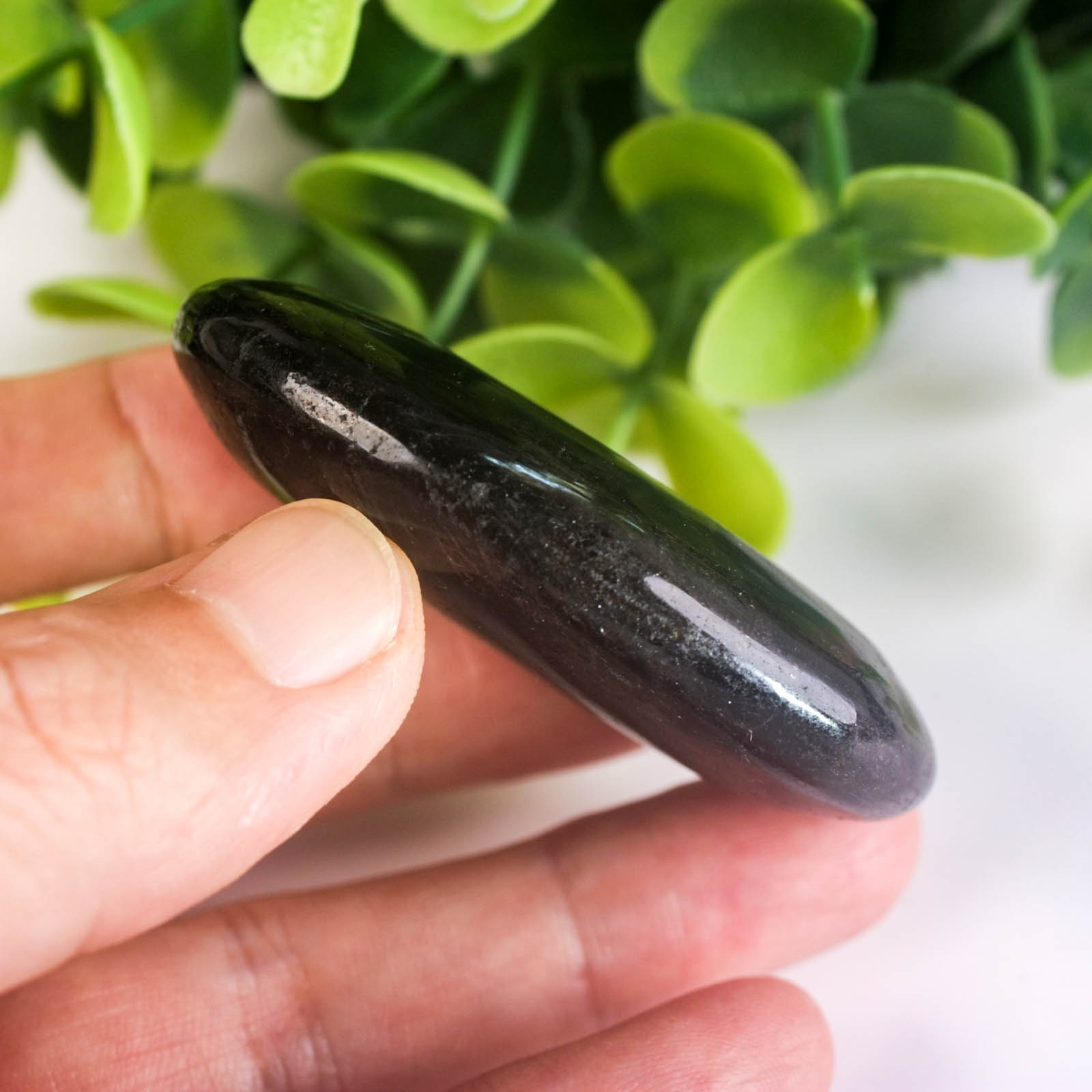 67g 60mm Rare Arfvedsonite Palm Stone Natural Firework Flash Crystal Worry Stone