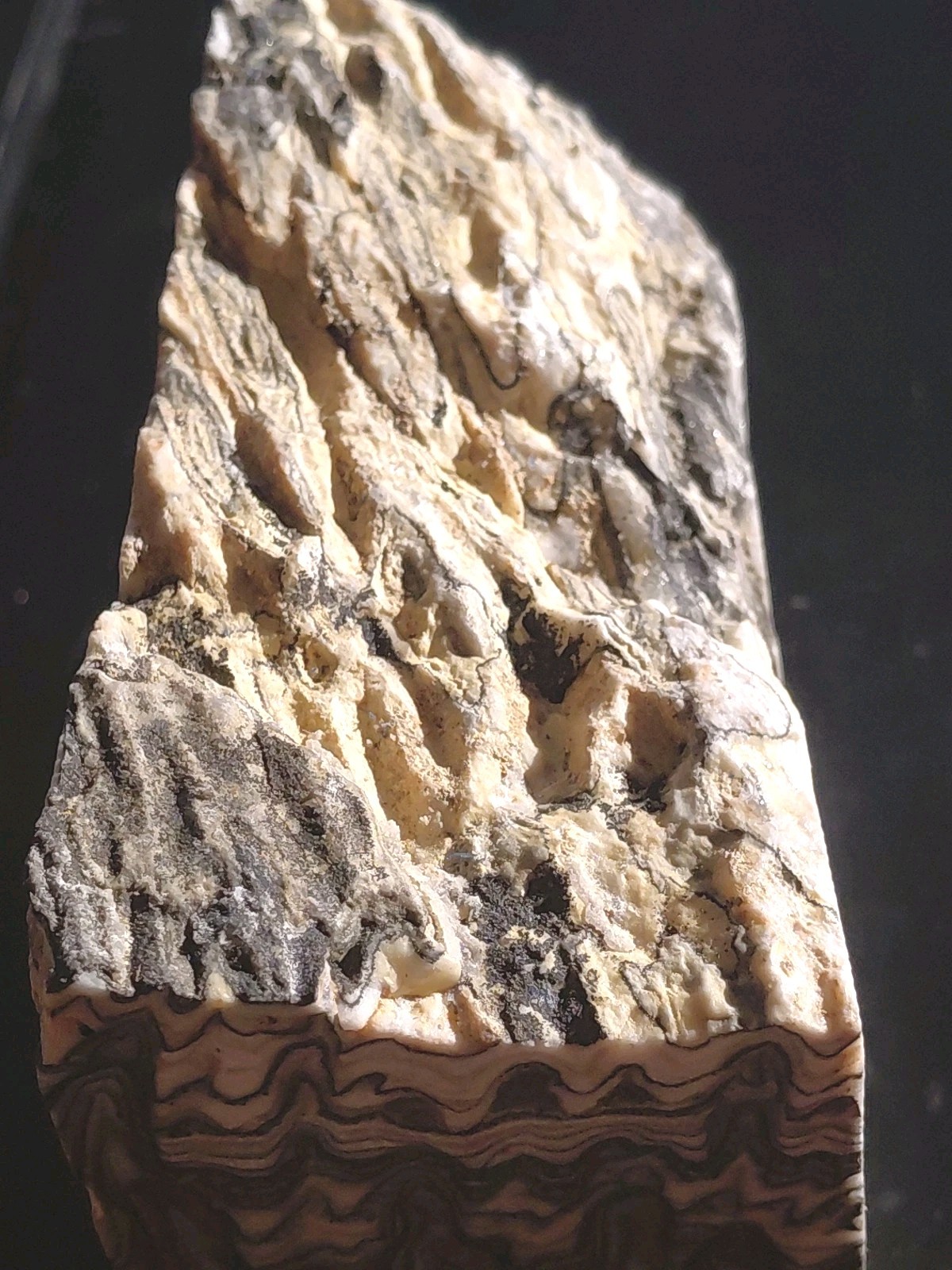 Zebra Calcite Tower 2 Lbs Crystal Pocket Banded Dendritic Display 4″x 3 1/2″x 2″