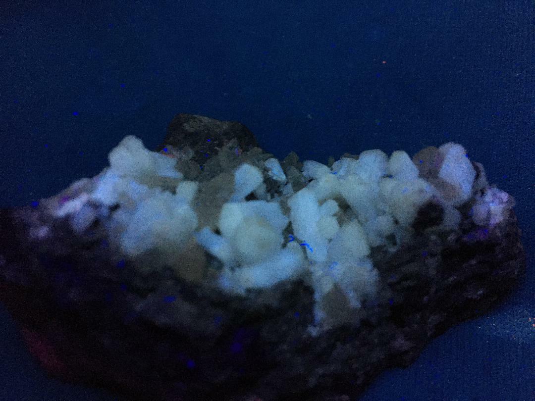 KB: BRIGHT SW FL. WHITE/CREAM TARNOWIZITE XLS. FROM TOUISSIT, MOROCCO