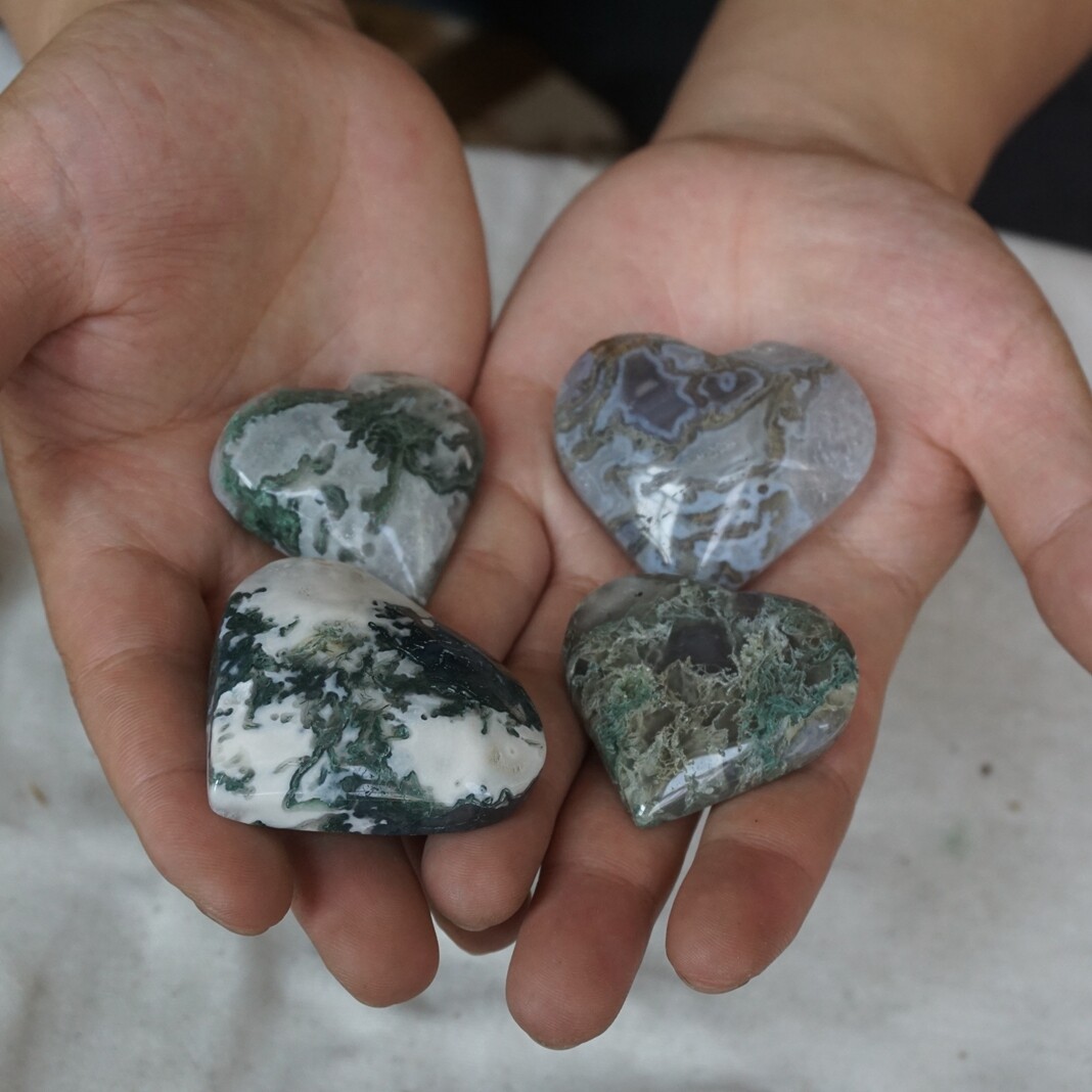 2.2LB 12Pcs Natural Moss Agate Carnelian Quartz Crystal Heart Palm Stone Healing