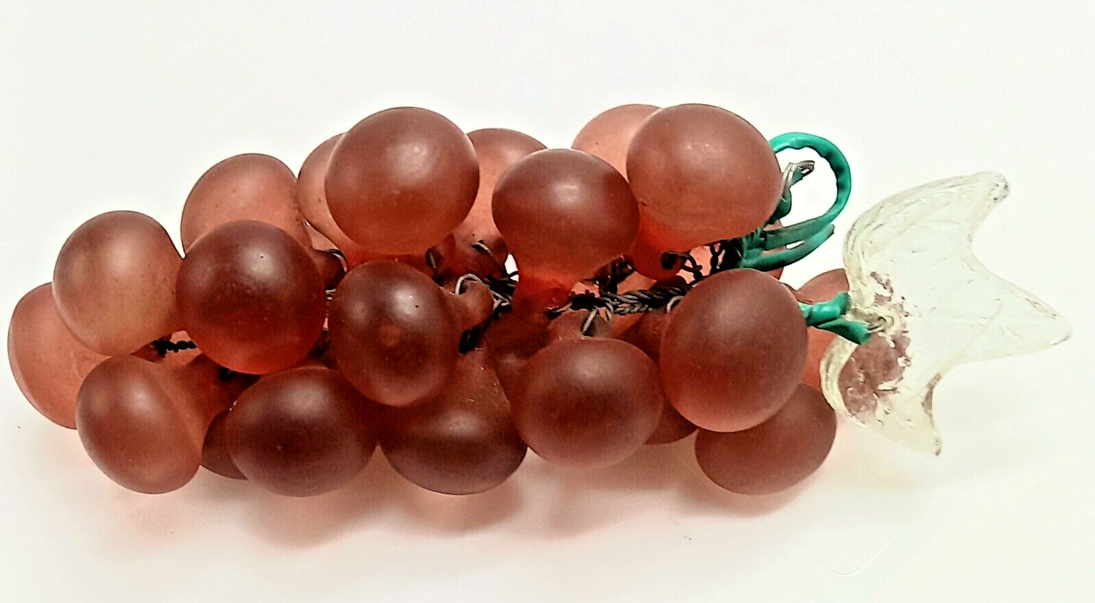 A VTG MCM PURPLE ACRYLIC LUCITE BUNCH (7″ LONG) OF GRAPES (ea. 1.25″) c1965 vg