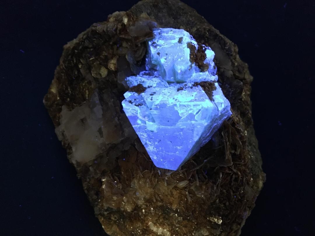 KB: SW FL BRIGHT BLUE/WHITE XL OF SCHEELITE ON MATRIX PINGWU MINE, SICHUAN CHINA