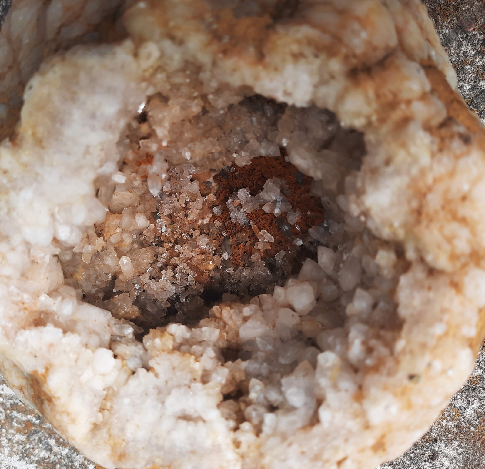 5.5″ Kentucky Chalcedony Geode. Quartz, Natural Opening and Beautiful Color.