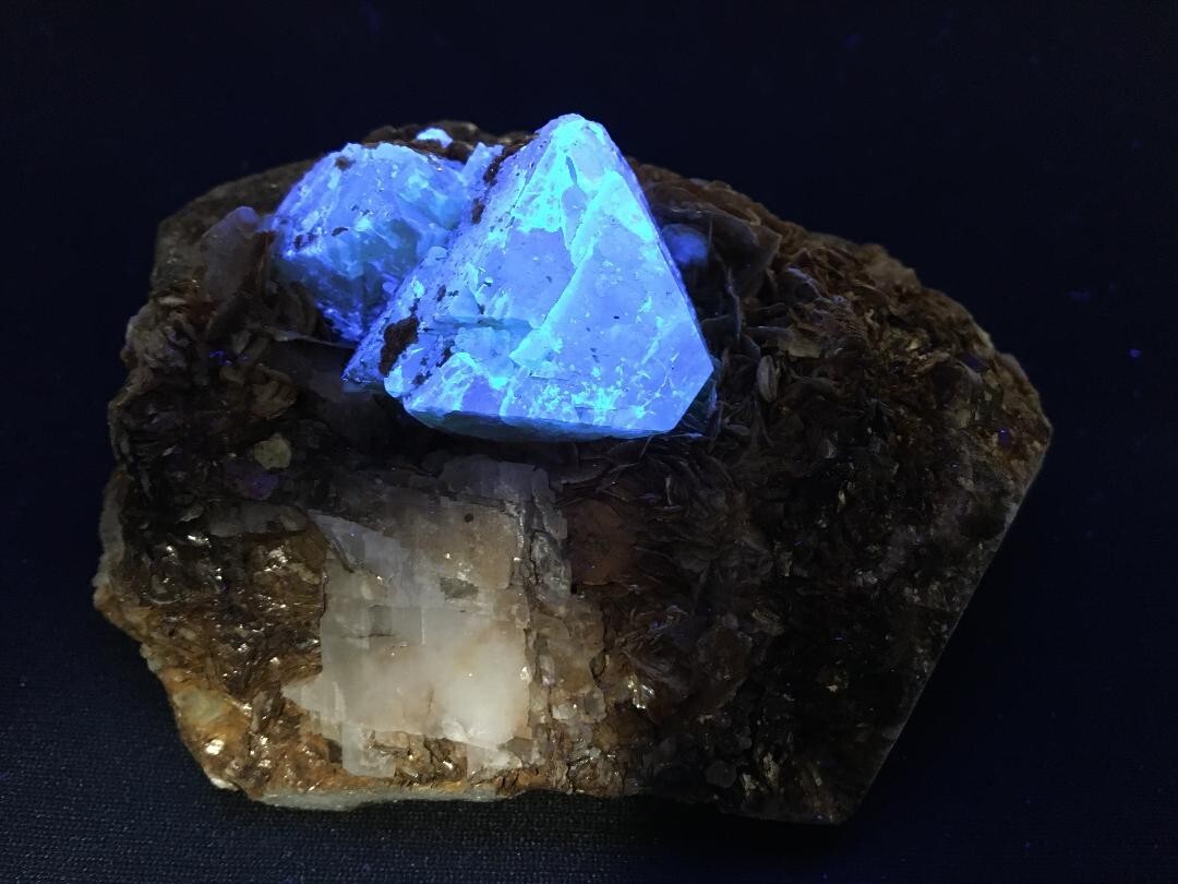KB: SW FL BRIGHT BLUE/WHITE XL OF SCHEELITE ON MATRIX PINGWU MINE, SICHUAN CHINA