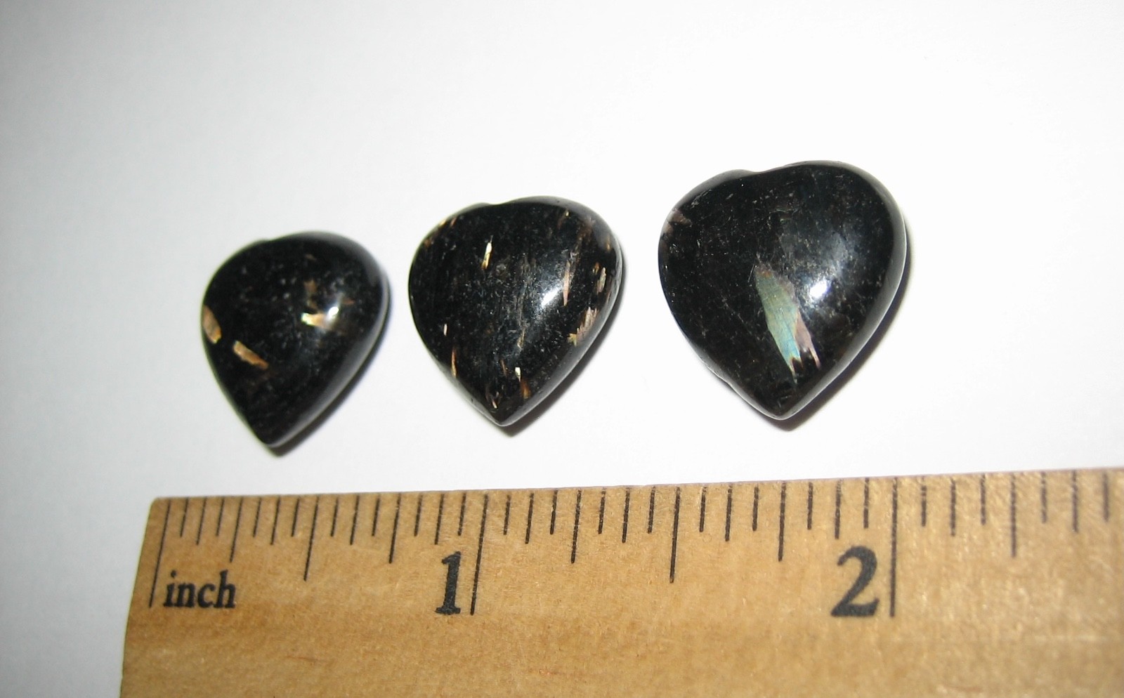 3pc 15mm RARE POLISHED NATURAL AUTHENTIC NUUMMITE STONE HEARTS FROM GREENLAND *3