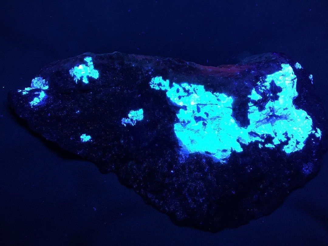 KB: FANTASTIC AND BRIGHT FL. BLUE/WHITE SW SCHEELITE ON MATRIX FROM CT, USA