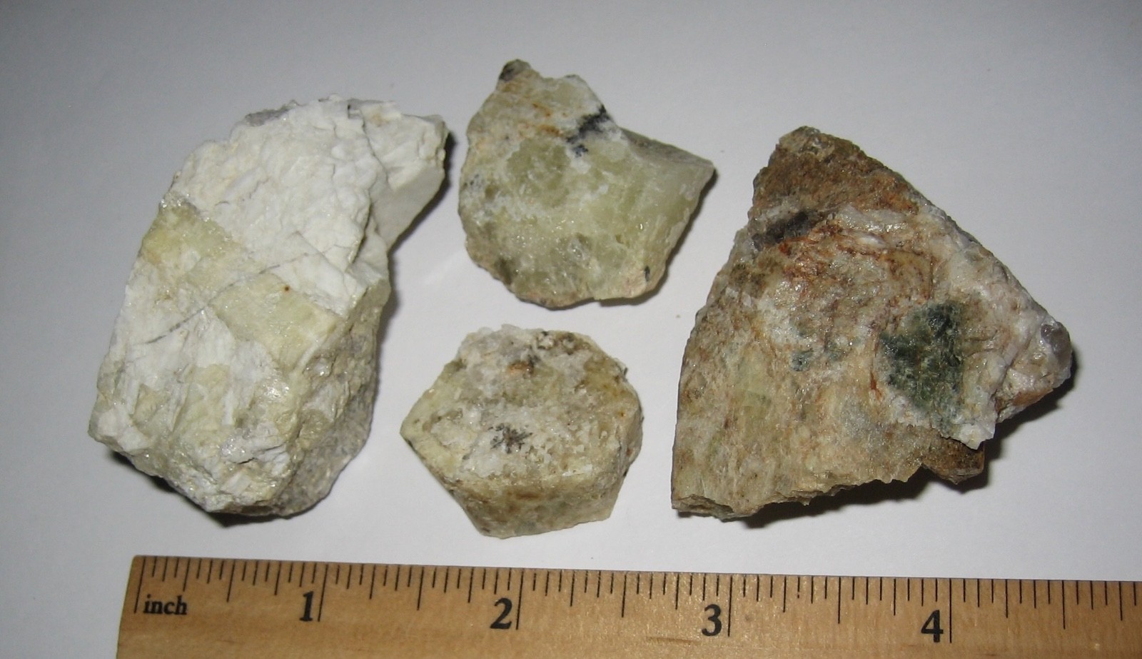 4 NATURAL 1″- 2″ HELIODOR YELLOW BERYL CRYSTALS IN MATRIX NH USA ~ 155.4grams *1