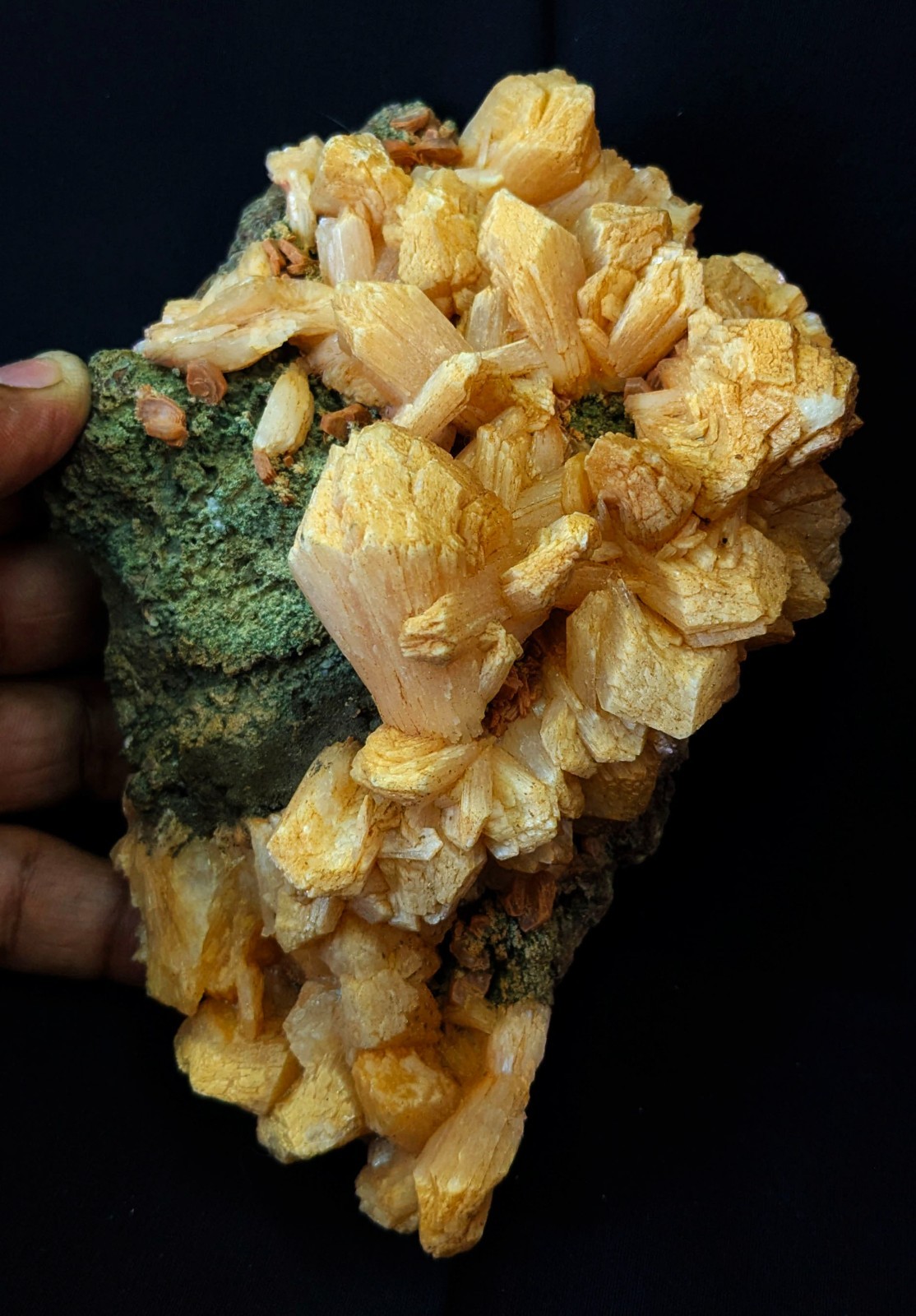 RED BROWN STILBITE BOWS FORMATION ON GREEN MATRIX MINERALS SPECIMEN