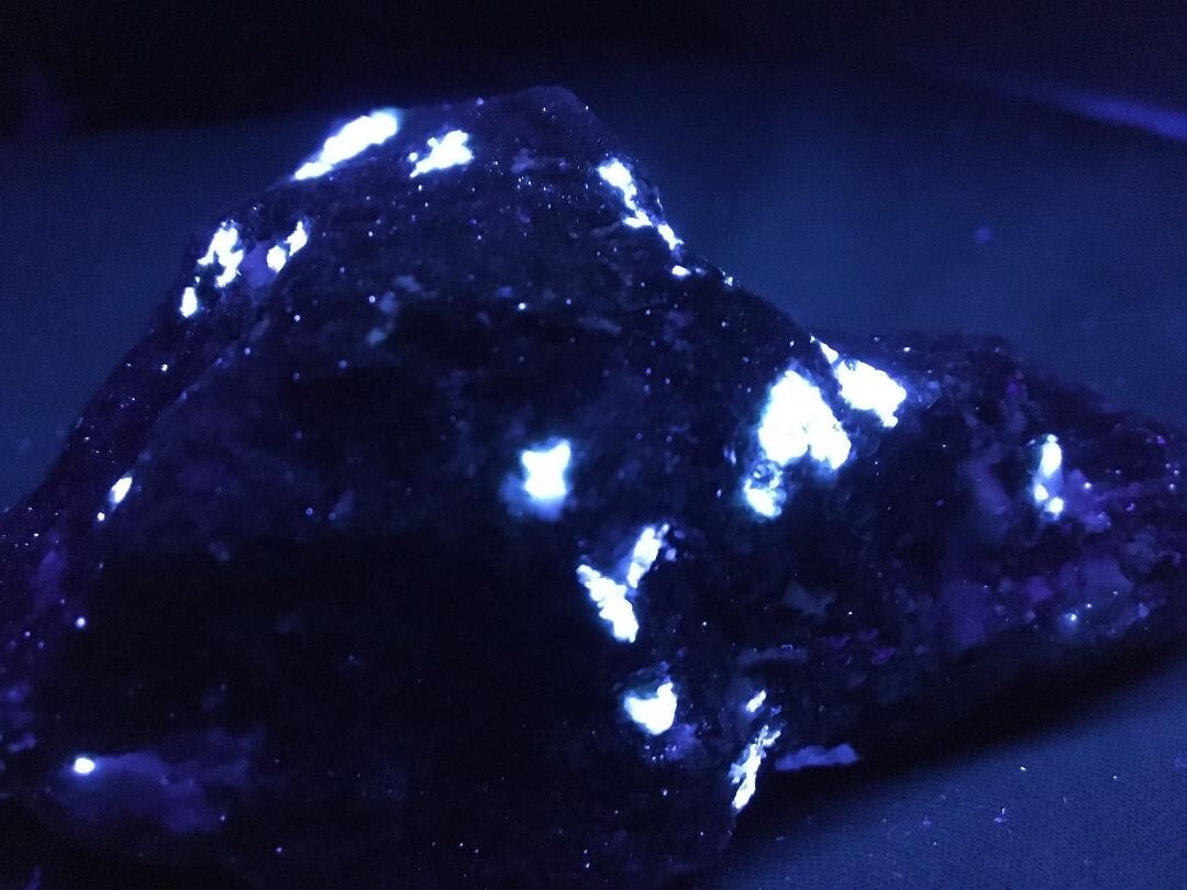 KB: SW FL BRIGHT BLUE/WHITE SCHEELITE W/ EMERALD XL FROM YUNNAN PROVINCE, CHINA