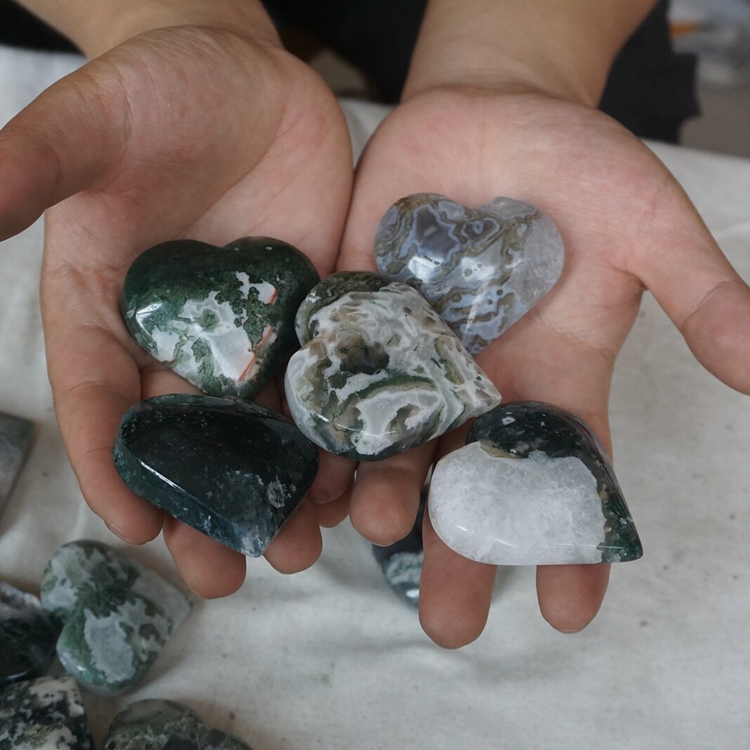2.2LB 12Pcs Natural Moss Agate Carnelian Quartz Crystal Heart Palm Stone Healing