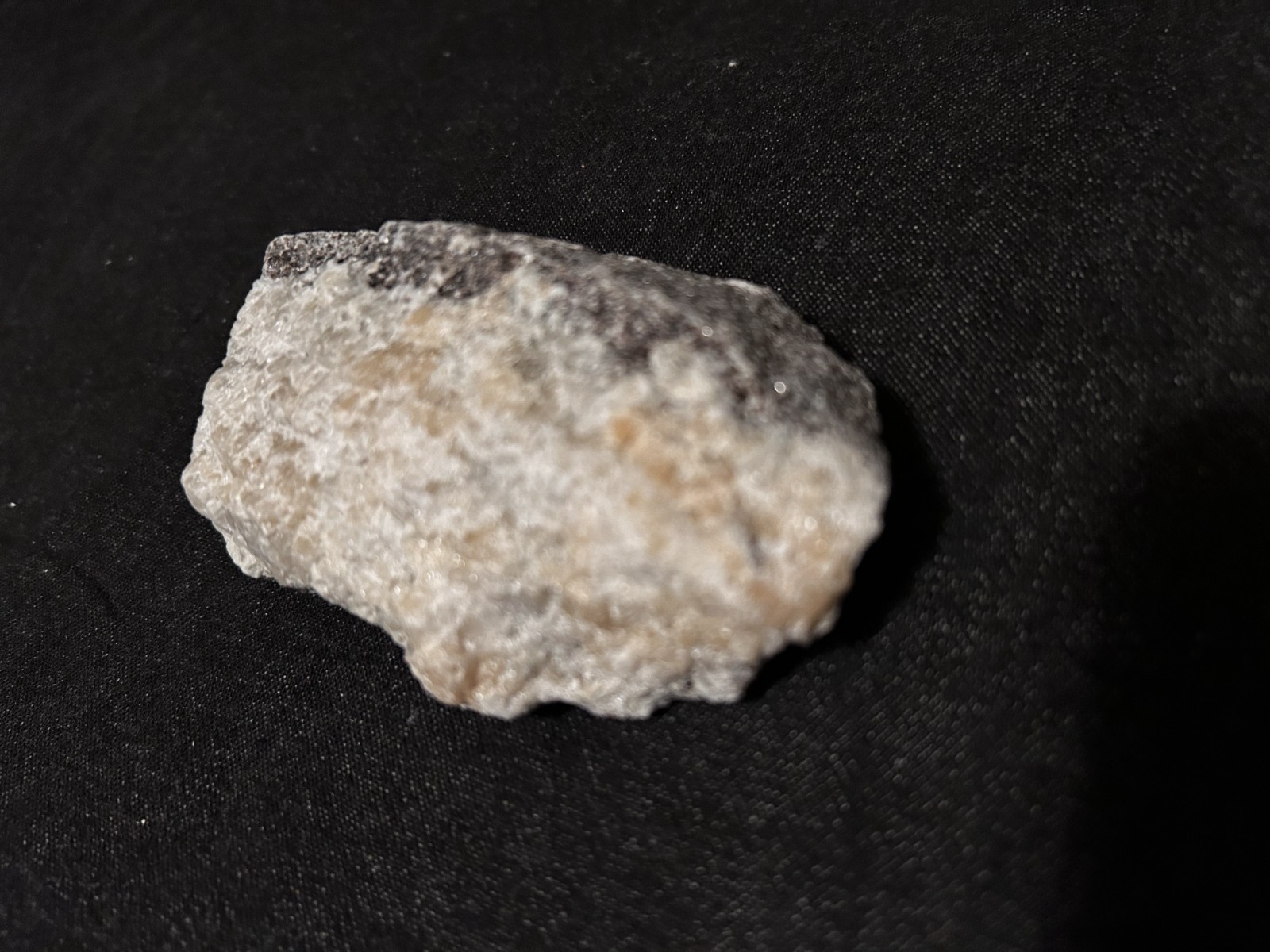 KB: SW FL BRIGHT!! BLUE/WHITE SCHEELITE XLINE. ON GNEISS YUNNAN PROVINCE, CHINA