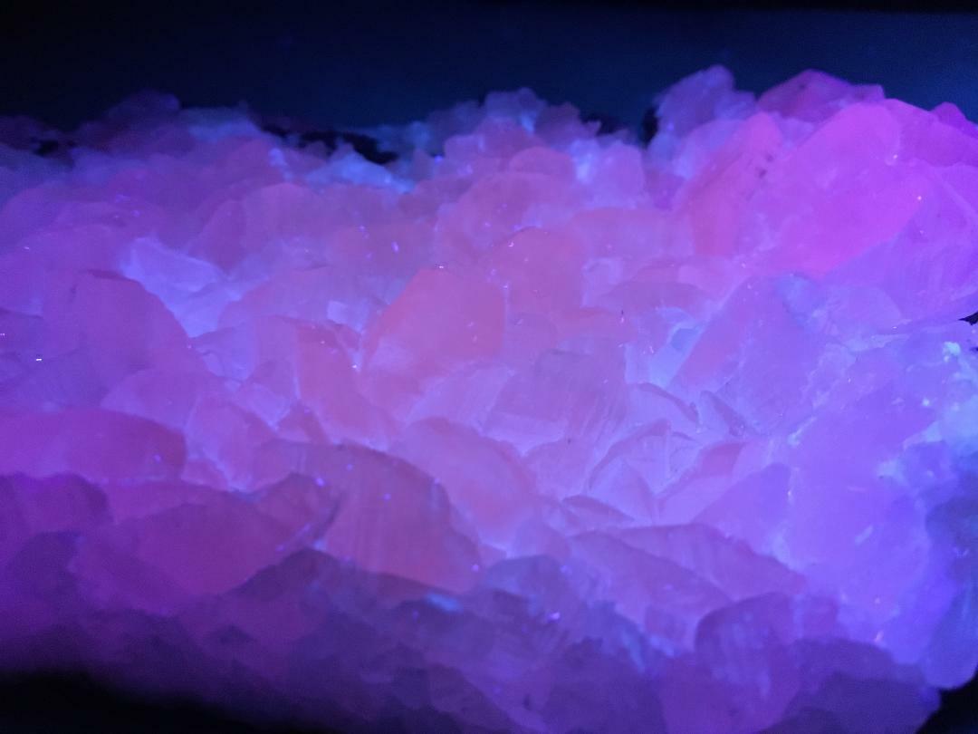 KB: BRIGHT! UNUSUAL SW FL. & PHOS. PINK & WHITE CALCITE XLS. FROM GENOVA, ITALY