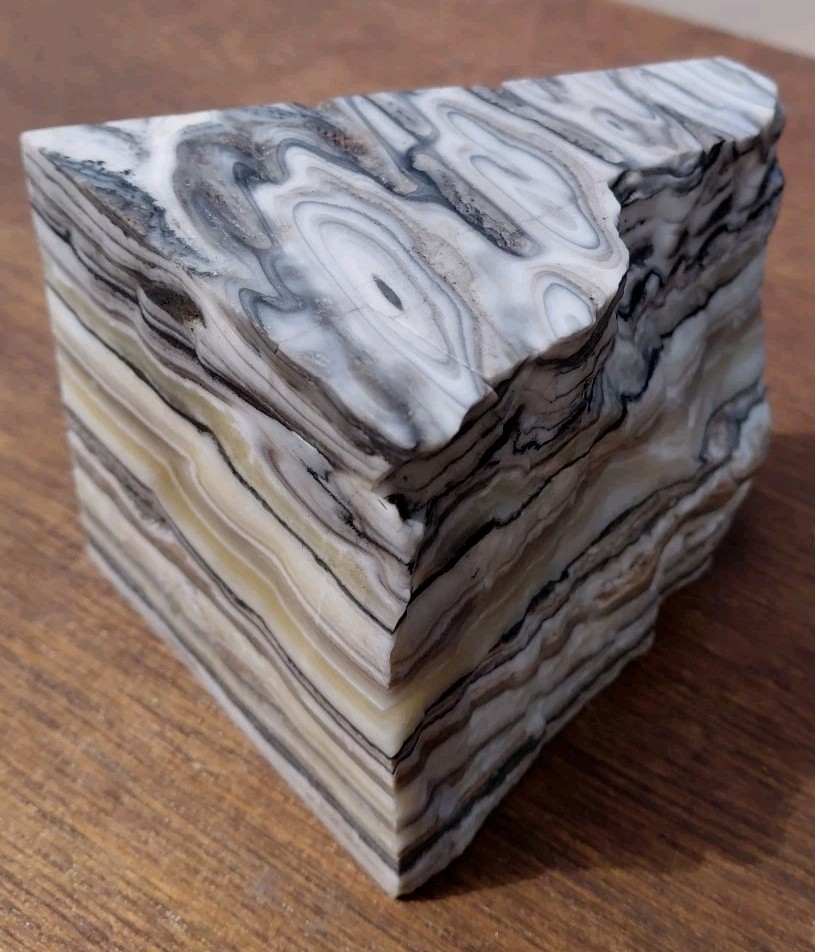 Zebra Calcite Polished Crystal Pyramid 2 3/4Lb Bands UV+ 4 3/4″× 3 1/2″ ×3 1/2
