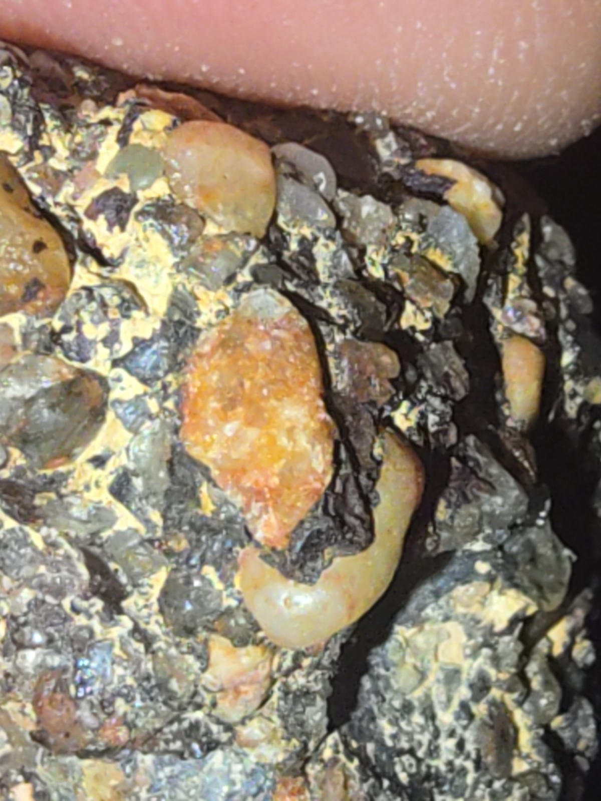 Bearing diamond rock that’s 1 1/2 tall by 1 1/4 inches in whith.