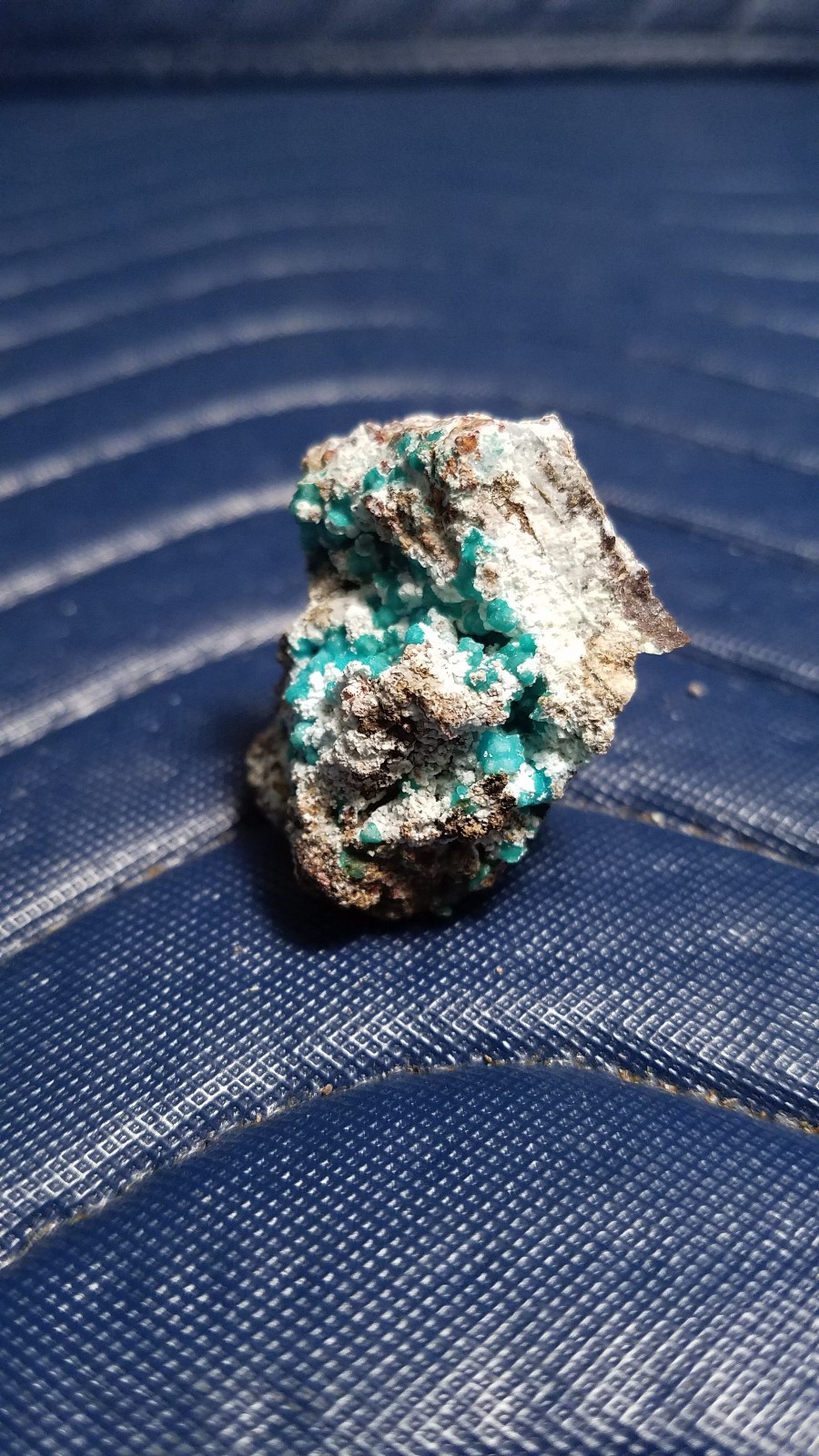 SiG: Blue-Green Greenish-Blue Alumino Adamite Clusters on Matrix from Greece