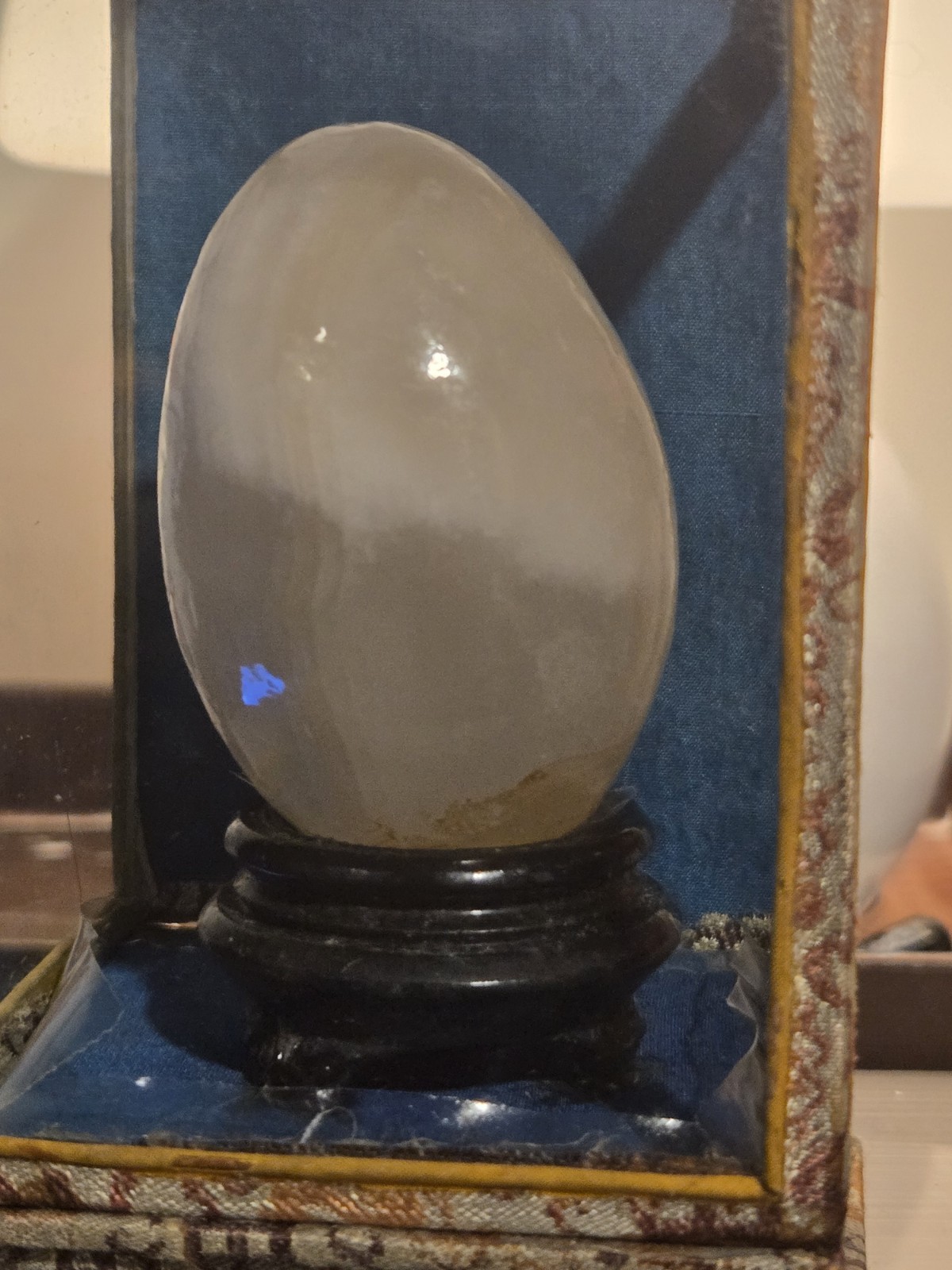 Vintage Banded Onyx Calcite Stone Egg w/ Display Stand & Glass Silk Presentation