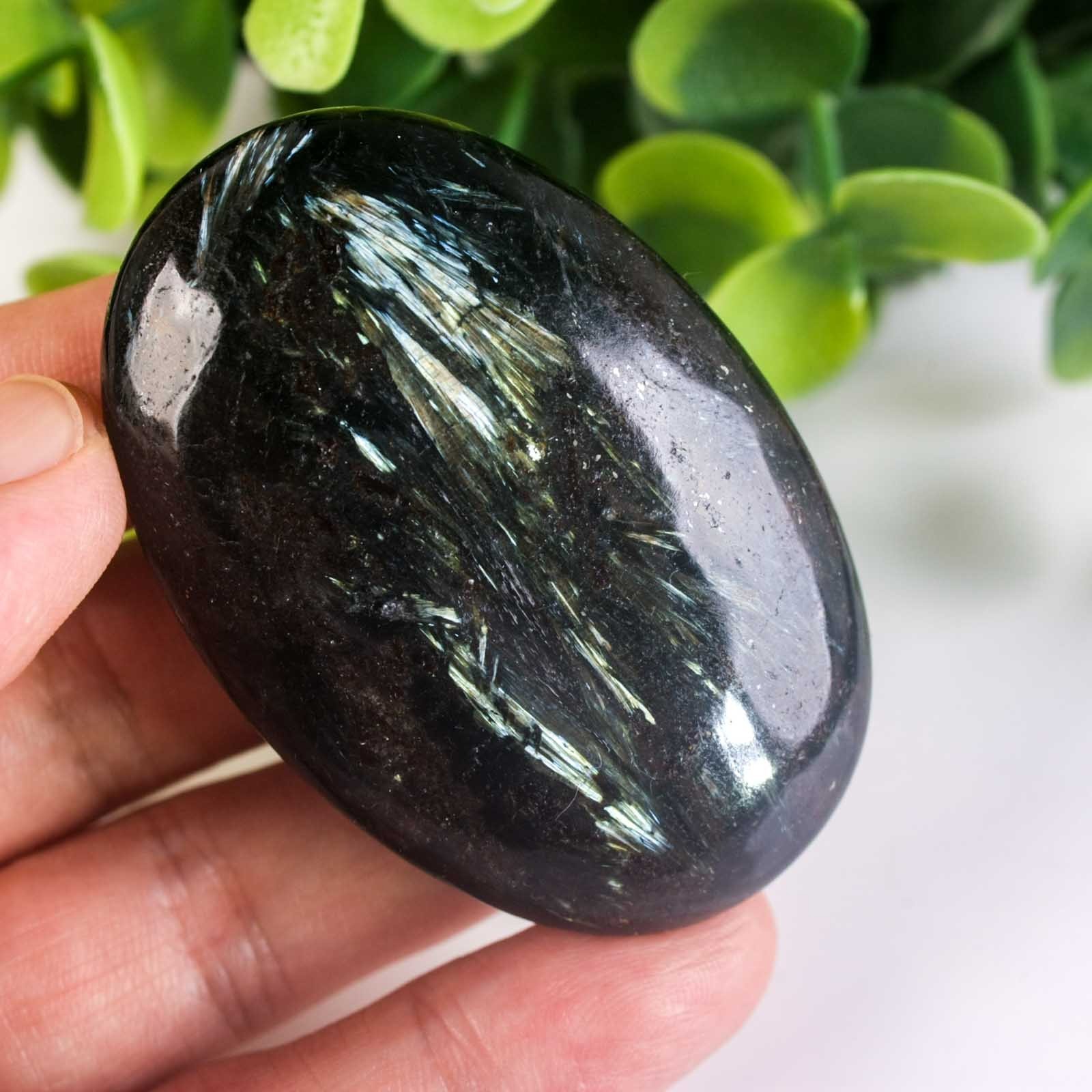 64g 59mm Rare Arfvedsonite Palm Stone Natural Firework Flash Crystal Worry Stone