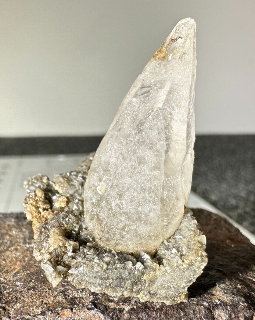 ➤ 1-1/4″ Tall SCALENEDRAL CALCITE Pleasant Ridge Rensselaer Indiana VIDEO➤696