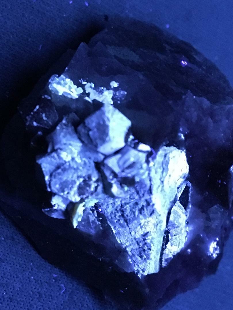 KB: FANTASTIC AND BRIGHT FL. BLUE/WHITE SW SCHEELITE ON MATRIX FROM GERMANY