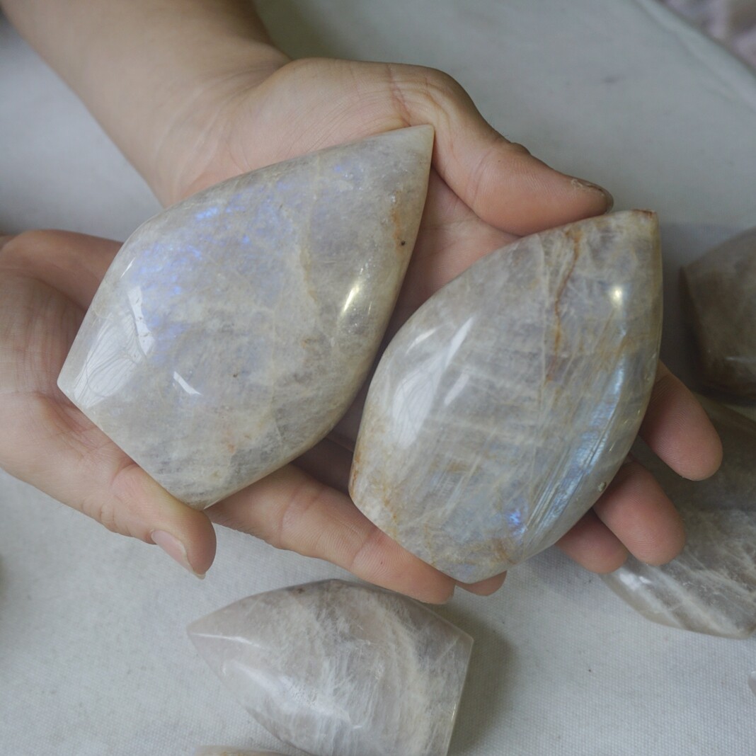 26Pcs Natural Blue Rainbow Moonstone Crystal Palm Stone Point Flame Healing