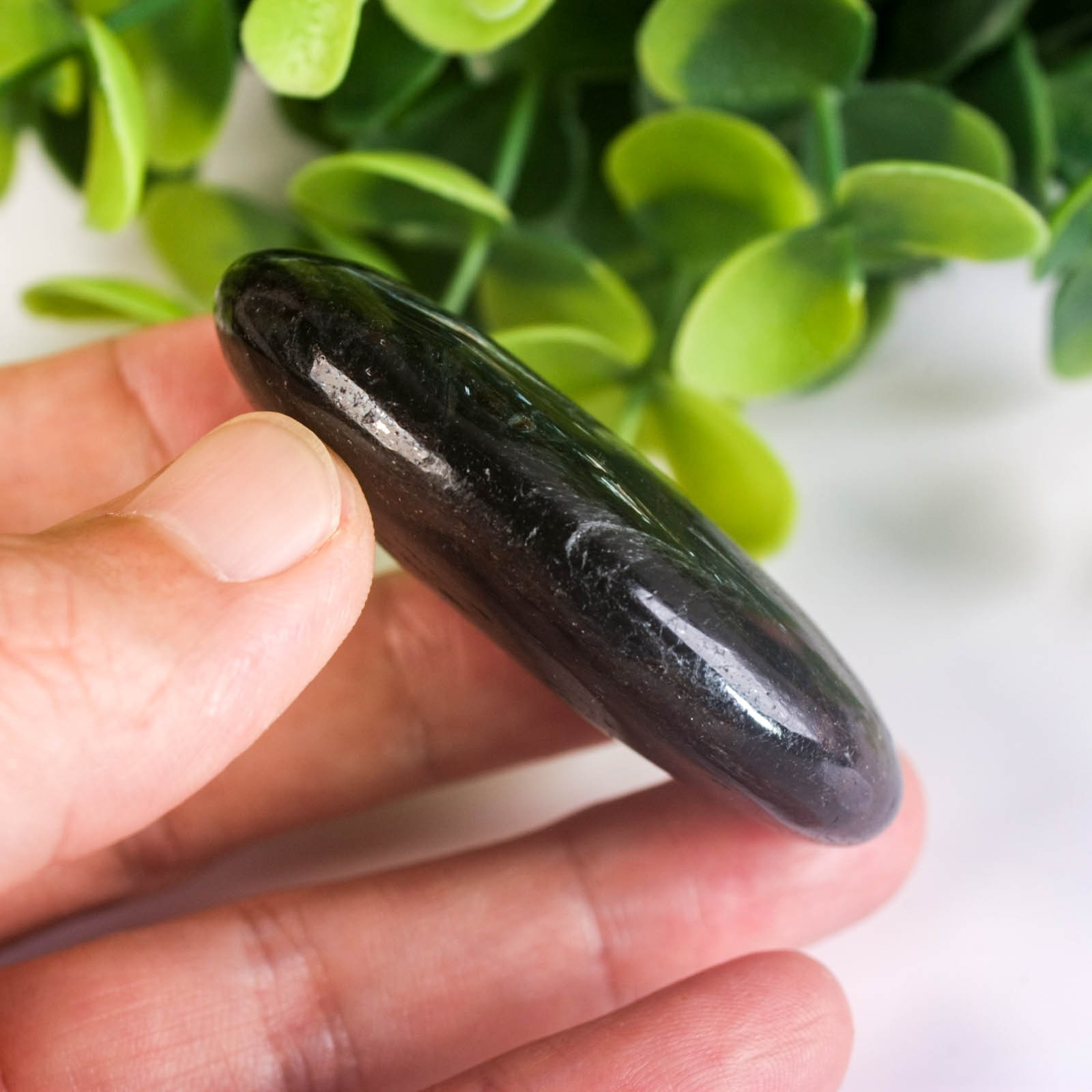 62g 58mm Rare Arfvedsonite Palm Stone Natural Firework Flash Crystal Worry Stone