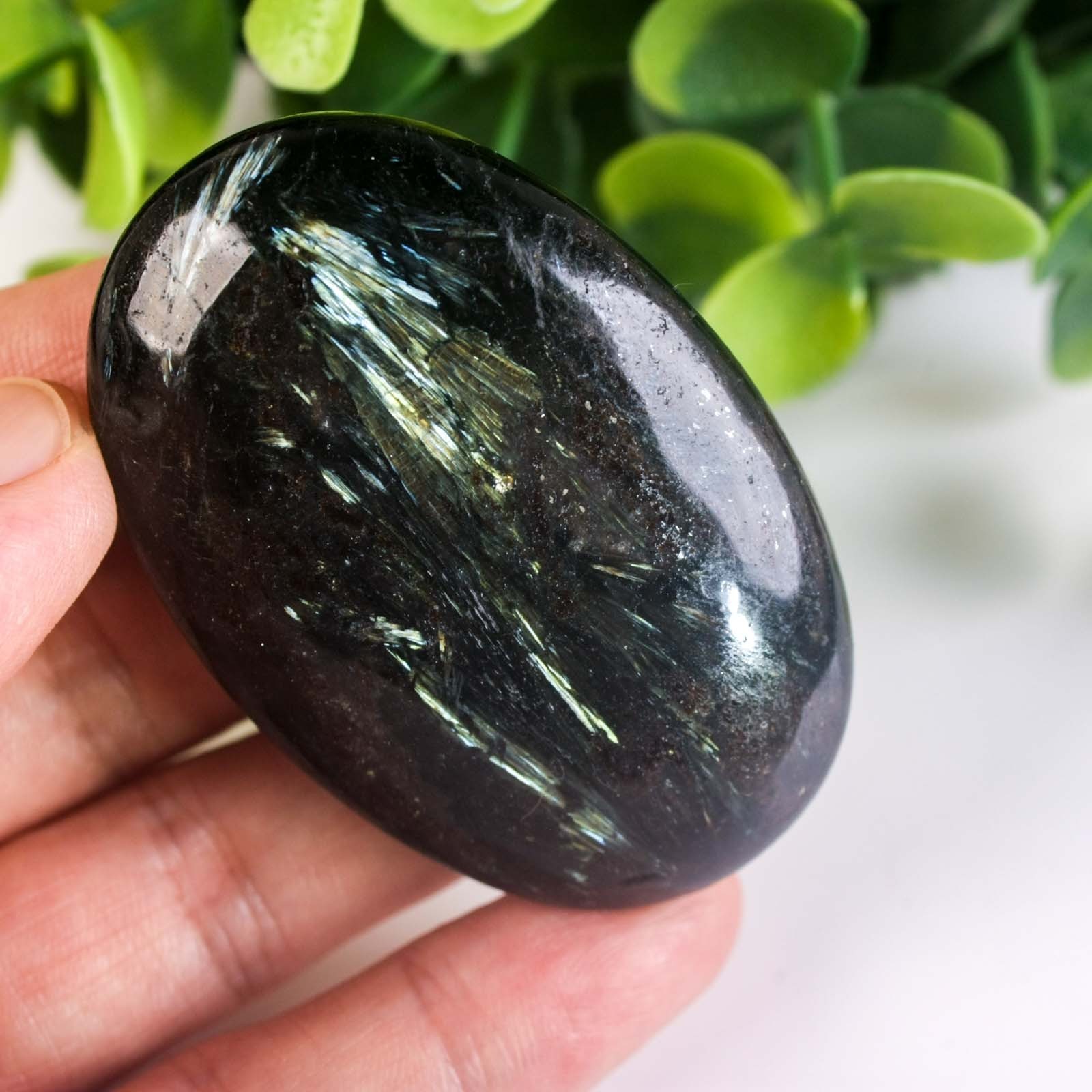 64g 59mm Rare Arfvedsonite Palm Stone Natural Firework Flash Crystal Worry Stone