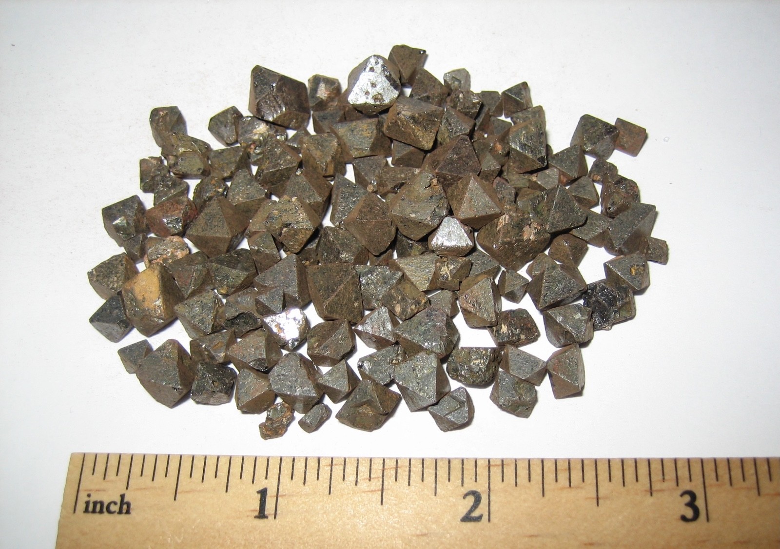 PILE TINY NATURAL ROUGH 0.2″- 0.3″ MAGNETITE CRYSTAL MINERALS FROM BRAZIL 54g *4