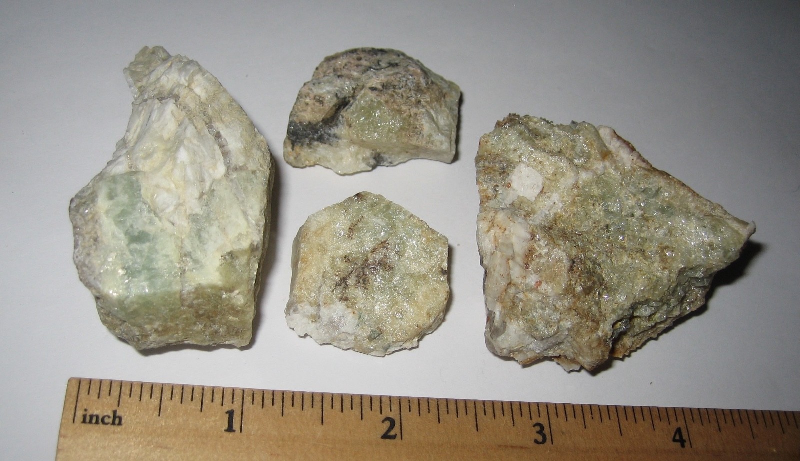 4 NATURAL 1″- 2″ HELIODOR YELLOW BERYL CRYSTALS IN MATRIX NH USA ~ 155.4grams *1