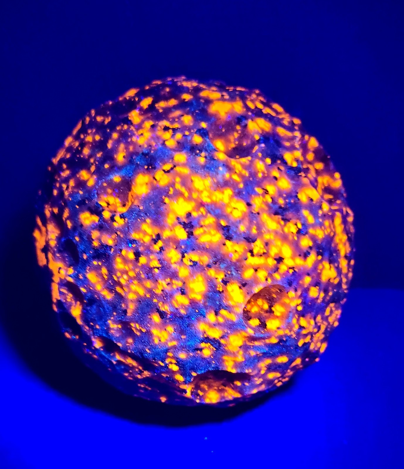 XXL 4″ 1,166g 100mm UV Reactive Glow Yooperlite Full Moon Stone Carving