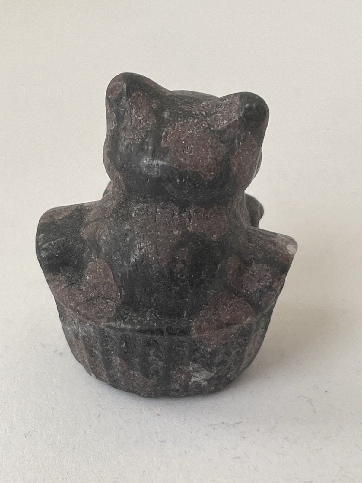 Firework Garnet Crystal/Gemstone Mini Cat in Cupcake Carving 1 1/2″ x 1 1/4 35G
