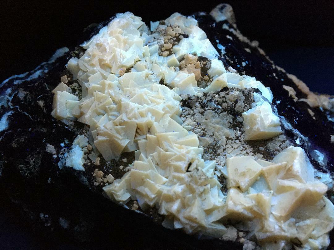 KB: BRIGHT! FL. YELLOW/WHITE & WHITE SW/LW/PHOS. CALCITE XLS. ON MATRIX, OREGON