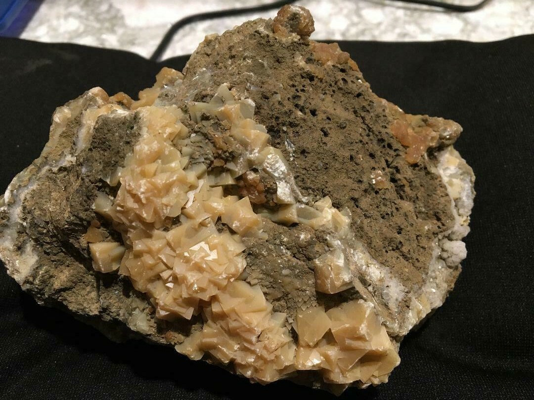 KB: BRIGHT! FL. YELLOW/WHITE & WHITE SW/LW/PHOS. CALCITE XLS. ON MATRIX, OREGON