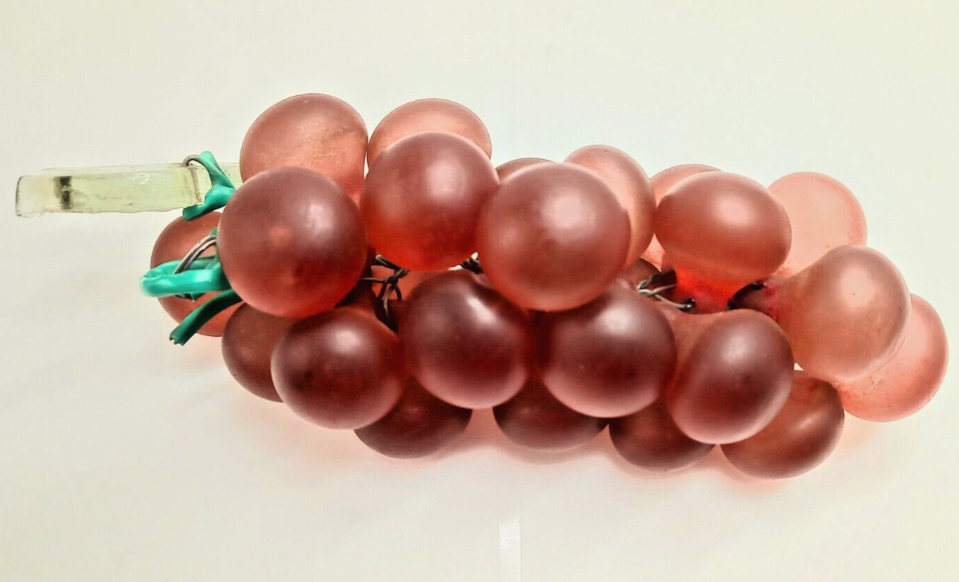 A VTG MCM PURPLE ACRYLIC LUCITE BUNCH (7″ LONG) OF GRAPES (ea. 1.25″) c1965 vg