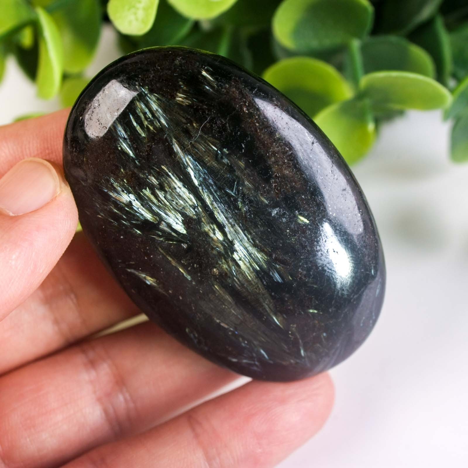 64g 59mm Rare Arfvedsonite Palm Stone Natural Firework Flash Crystal Worry Stone