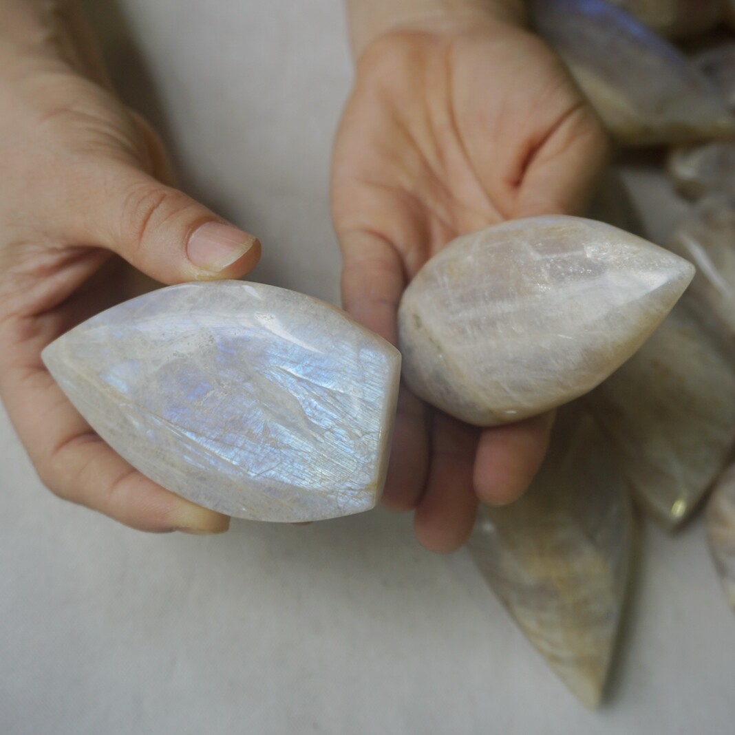 26Pcs Natural Blue Rainbow Moonstone Crystal Palm Stone Point Flame Healing